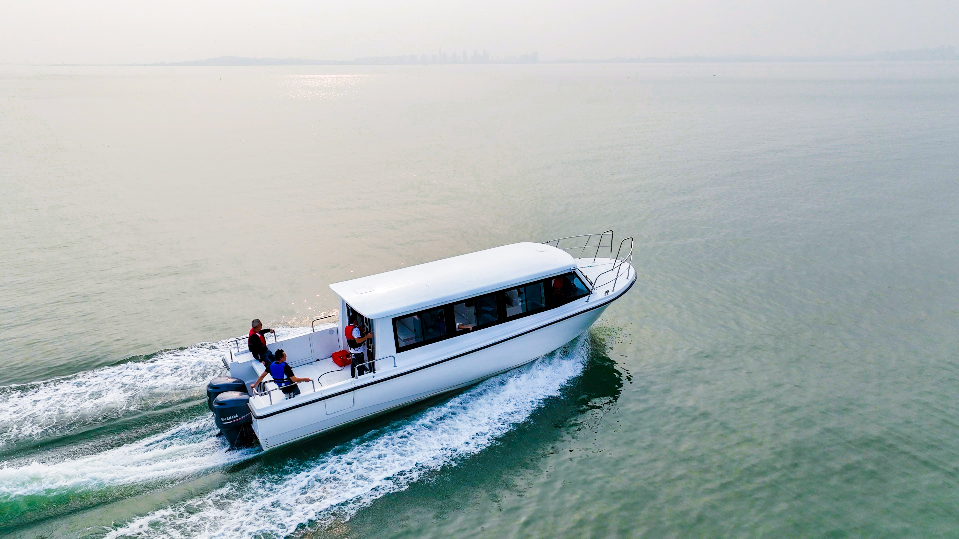 Ferry-à-passagers-à-cabine-entièrement fermée de 37 pieds-avec-portes-fenêtres