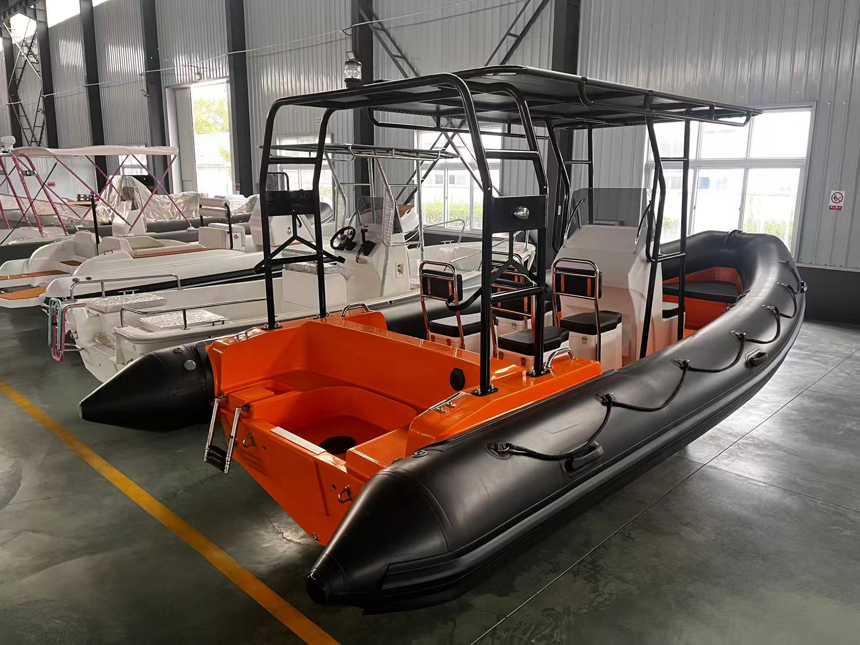 le tube gonflable solide ou en option de qualité professionnelle sur le Liya 22FT RIB