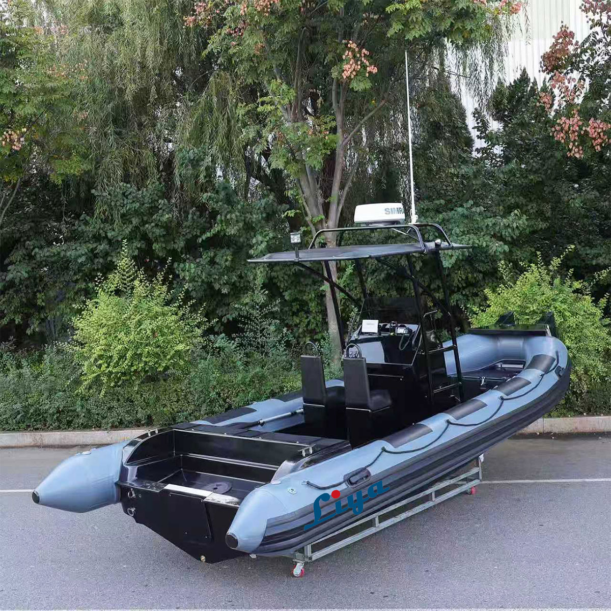 Disposition tactique de la barre et de la console à l'intérieur du Liya 6,6 m RIB, offrant un espace dégagé