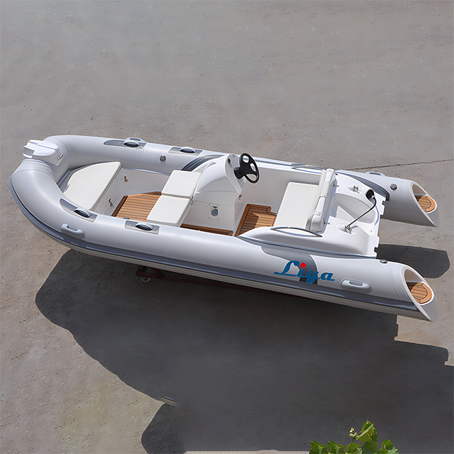 Bateau pneumatique semi-rigide de 14 pieds