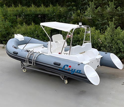 Découvrez les avantages les plus vendus du bateau RIB Liya de 4,3 mètres.