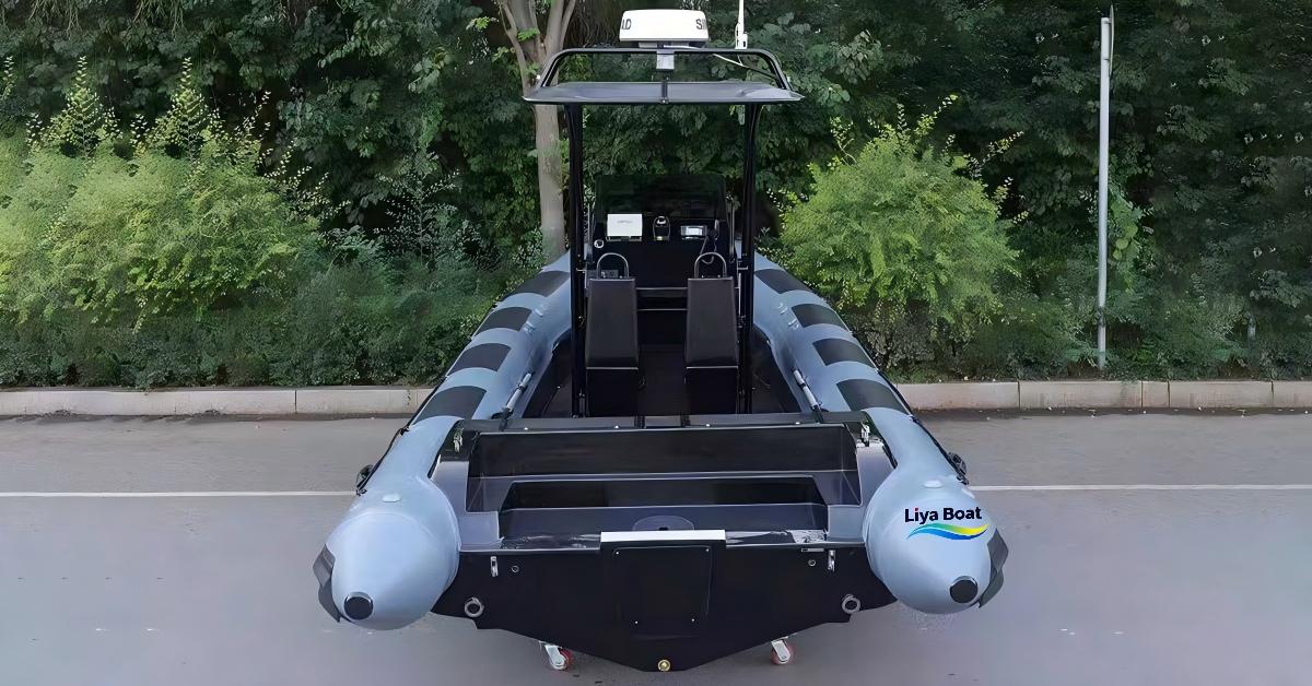 Caractéristiques prêtes pour la mission sur le RIB militaire Liya, notamment une protection renforcée contre les impacts de l'arc et de nombreux compartiments de rangement sur le pont pour l'équipement.