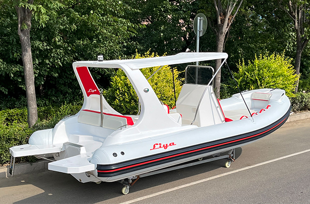 Bateau pneumatique semi-rigide sport