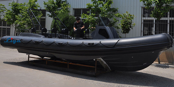 Bateau RIB militaire de 27 pieds