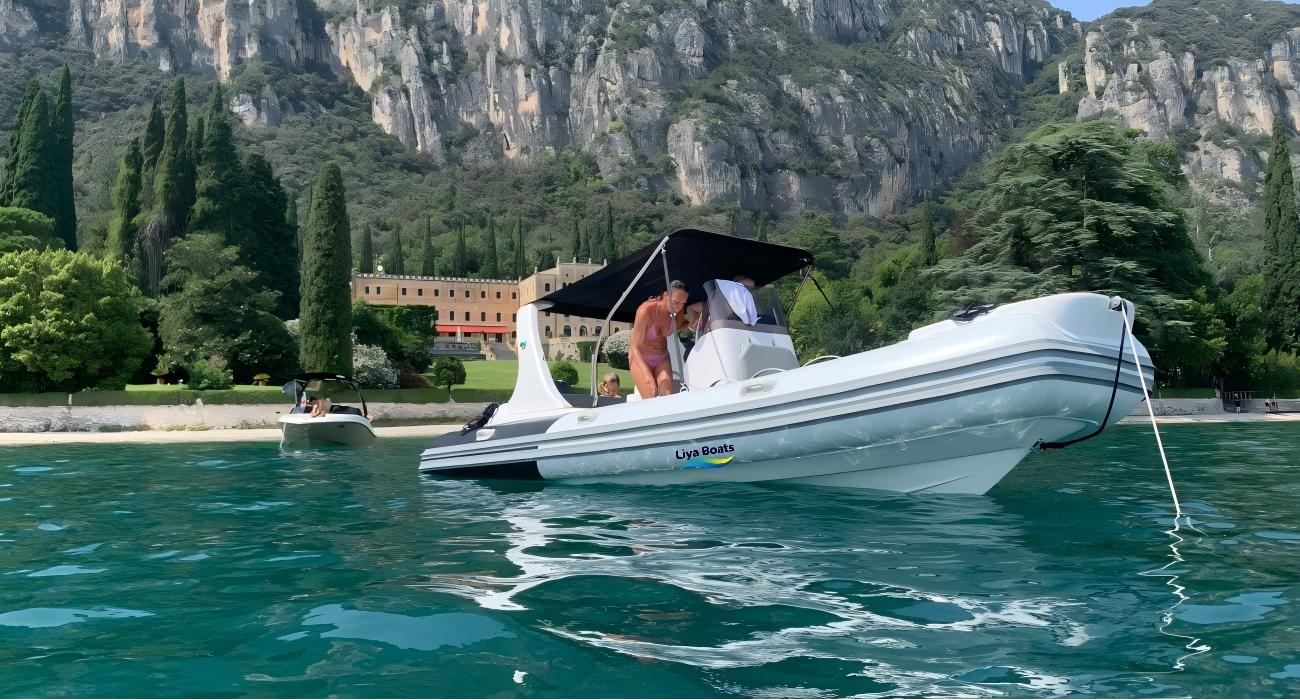 Bateau Liya 5,8 m RlB | Bateau de sport et de pêche familial à console centrale pour 10 personnes | Certifié CE