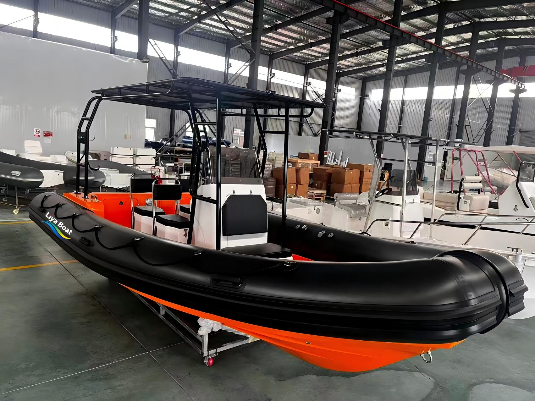 RIB noir Liya avec configuration de sièges flexible, adaptable pour 4 à 8 personnes pour répondre aux besoins spécifiques de la mission.